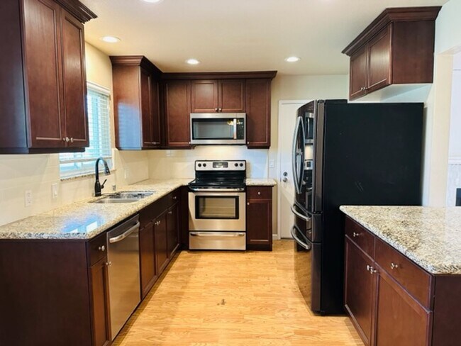Foto del edificio - $2,300 First & Bullard 3 Bedroom, Pool, Ho...