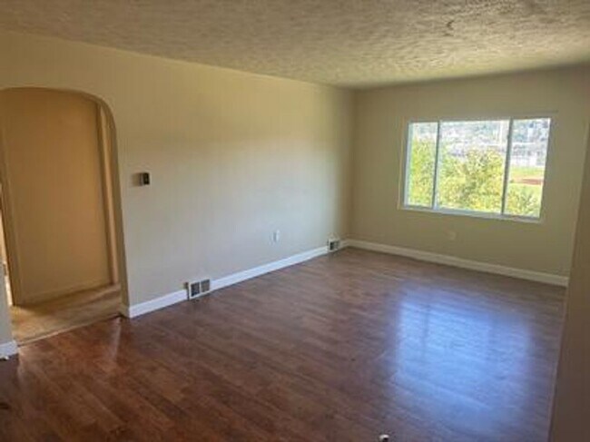 Foto del edificio - 3 bed/ 1 bath House for rent Clairton, PA