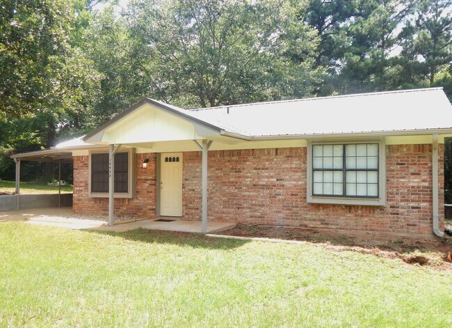 Building Photo - Country Living-City Close! Updated 2 Bedro...