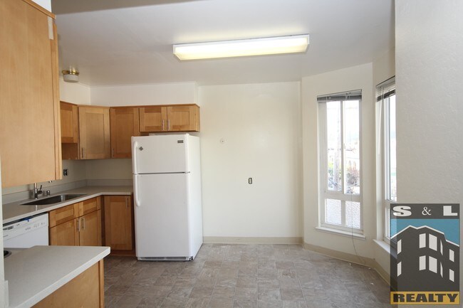 Building Photo - 453 21st Ave