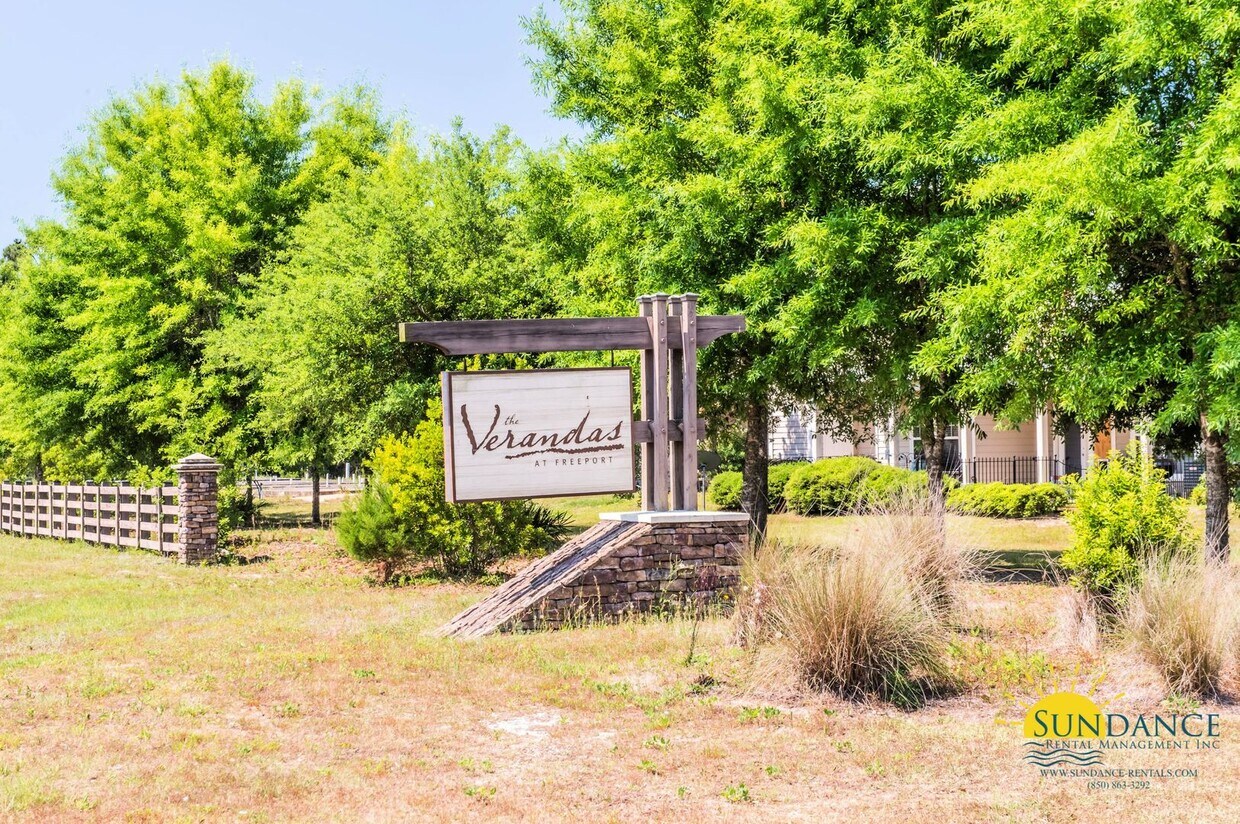 Foto principal - Stunning 3 bedroom town home with screened...
