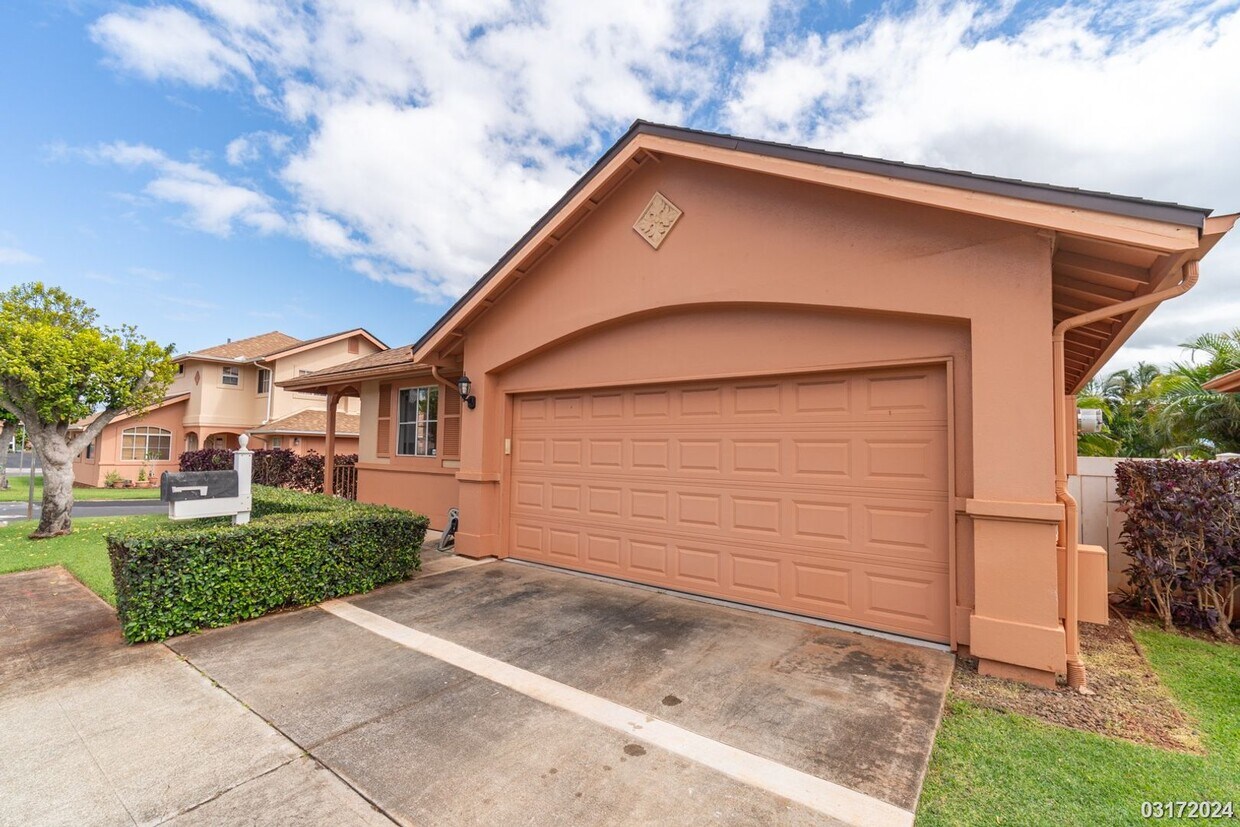 Foto principal - RARELY AVAILABLE 2BR 2BA HOUSE w/2-CAR GAR...