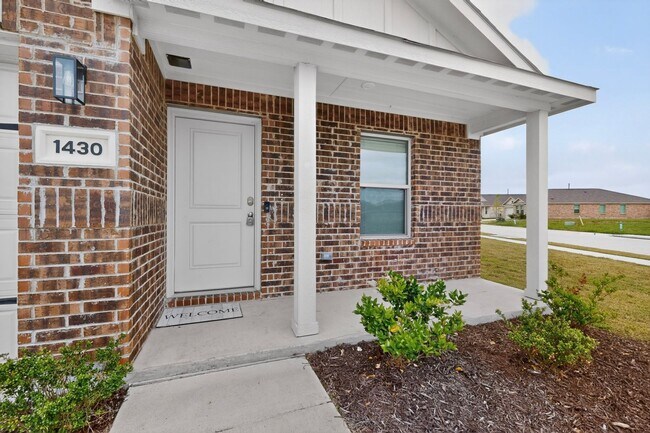 Foto del edificio - Modern 3-Bedroom Corner Lot Home with Fenced Yard in Forney – Built in 2023