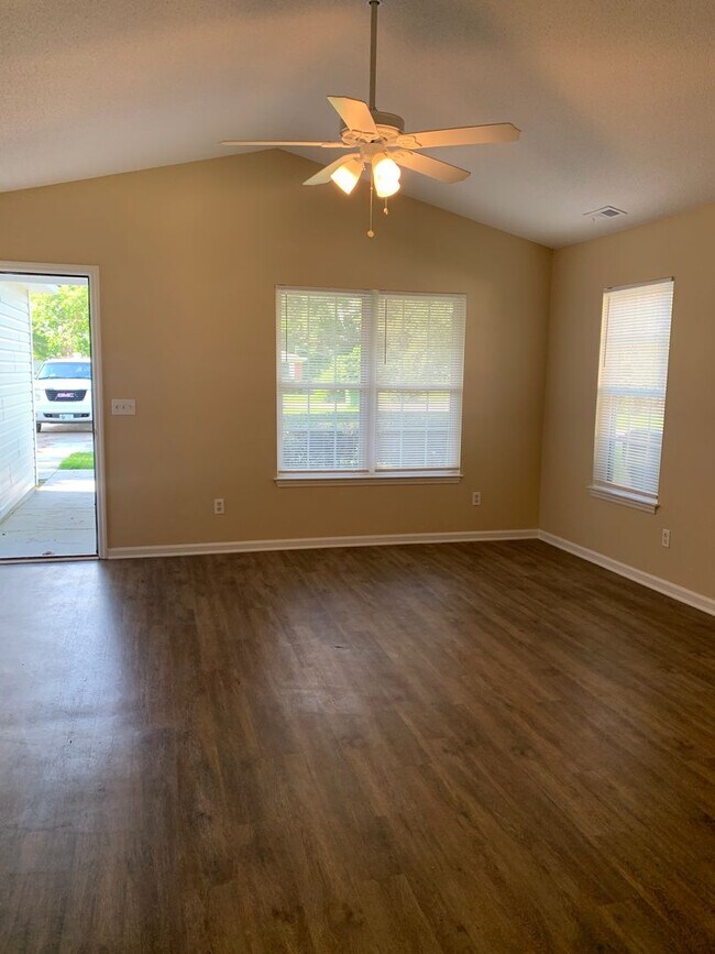 Foto del edificio - 3 Bedroom 2 Bath One Story House on Charte...
