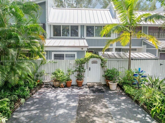 Foto del edificio - 4905 SW 71st Pl