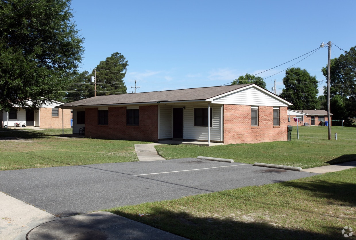 Primary Photo - 303-401 Willow Dr
