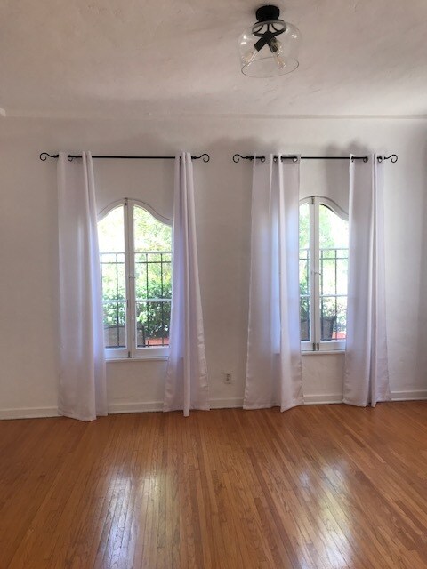 Vista al patio desde el salón - 916 S Orange Grove Ave