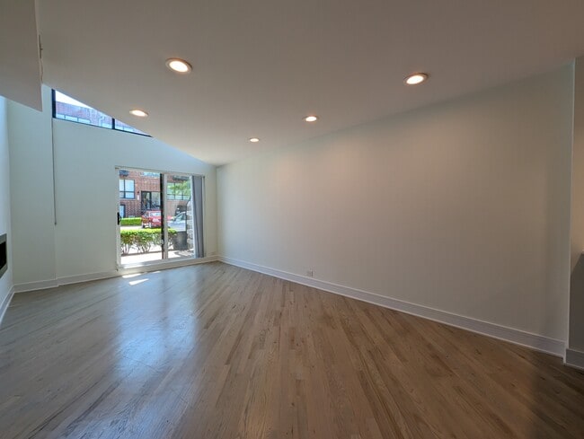 Building Photo - 932 W Grace St