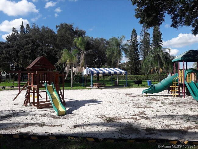 Building Photo - 3960 Cocoplum Cir