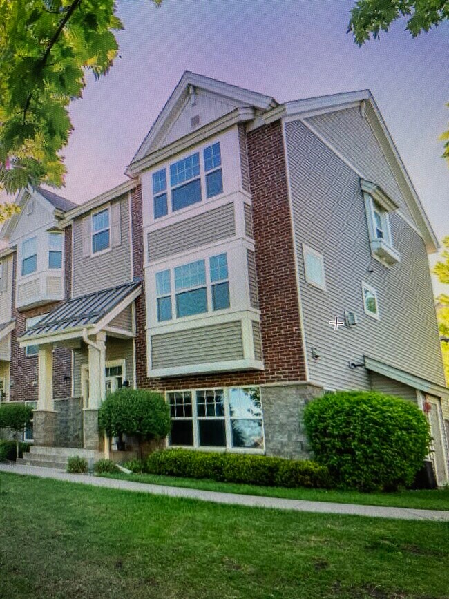 Foto del edificio - 8451 Emery Pkwy N