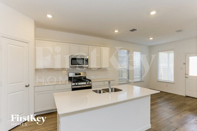 Foto del edificio - 10045 Elkhorn Dr