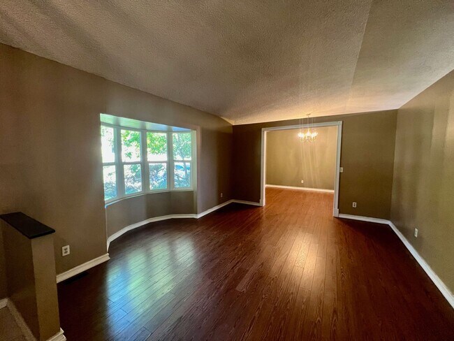 Building Photo - Beautiful 5 Bedroom Ranch Style Home in No...