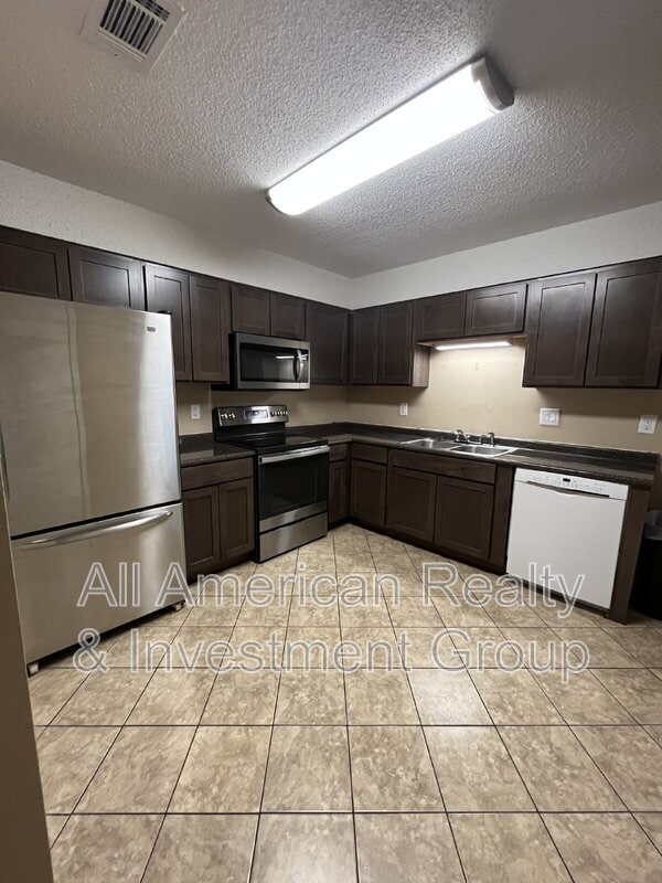 Building Photo - 939 Tanager Rd