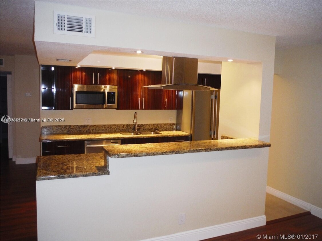 Primary Photo - 9431 Live Oak Pl