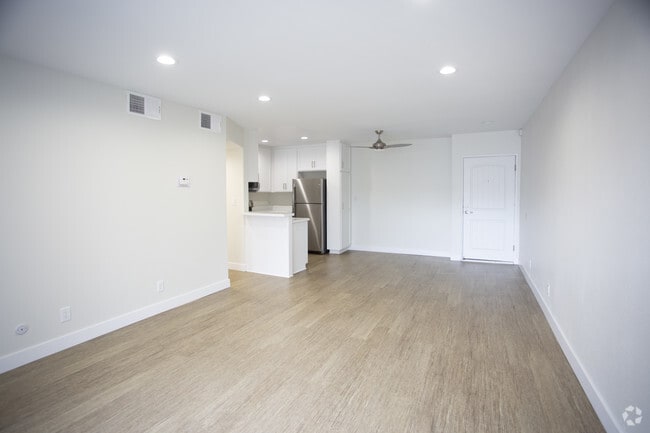 1BR, 1BA-770 SF - Tarzana Springs