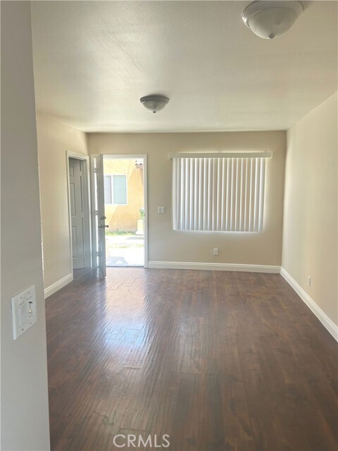 Building Photo - 626 W 59th Pl
