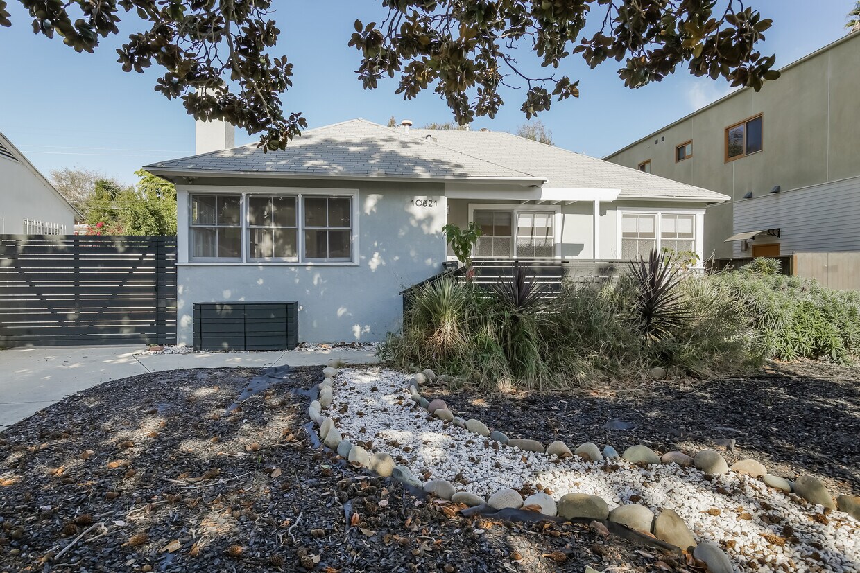Foto principal - 10821 Cushdon Ave