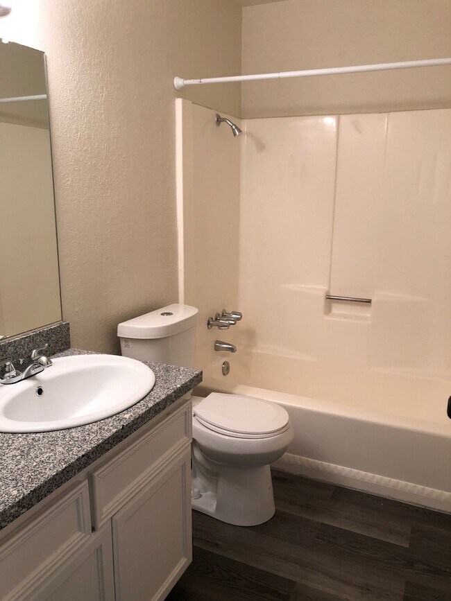 Building Photo - Spacious duplex ready for move in