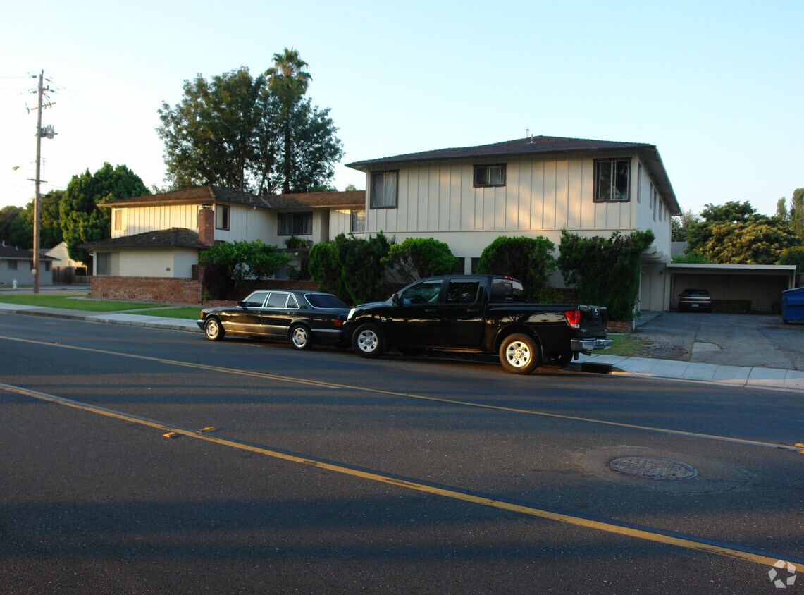 Primary Photo - 460 E Maude Ave