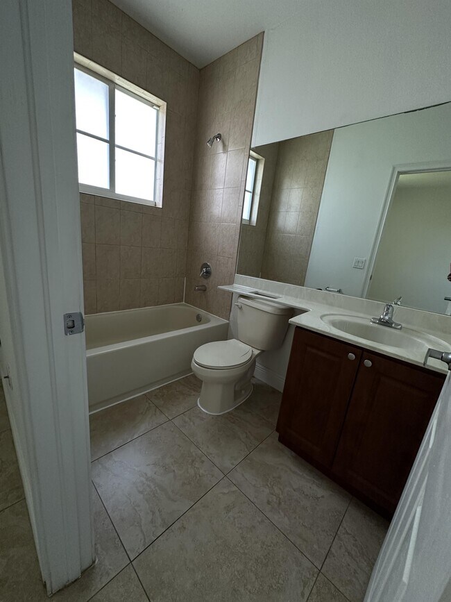 Foto del edificio - 18230 NW 59th Ave