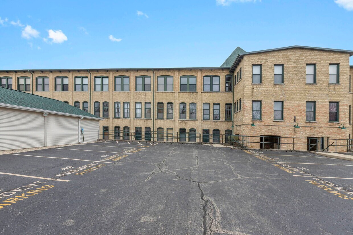 Primary Photo - 632 Congdon Ave