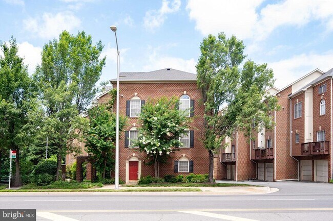 Foto del edificio - 2400 N Greenbrier Ct