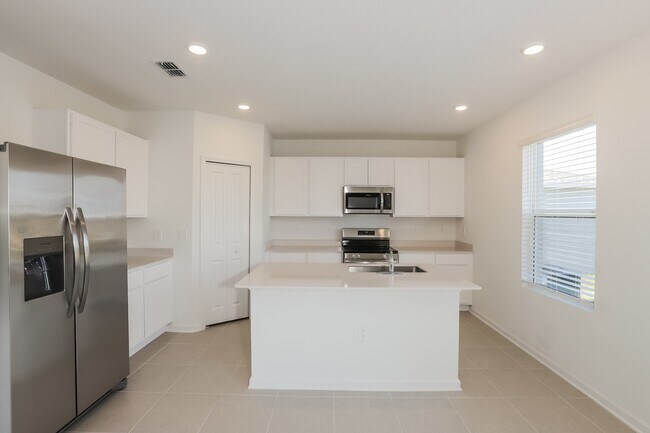 Building Photo - 2478 McKinley Dr