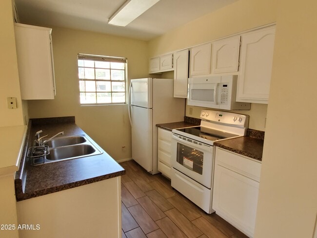 Foto del edificio - 625 S Westwood