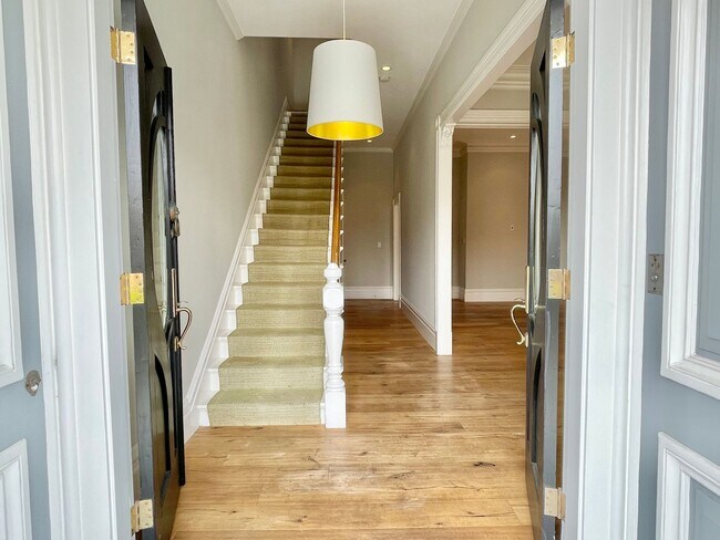 Foto del edificio - 5BR/3.5BA Elegant Presidio Heights Home! Flat Yard! 2 Car Garage! Laundry! PROGRESSIVE