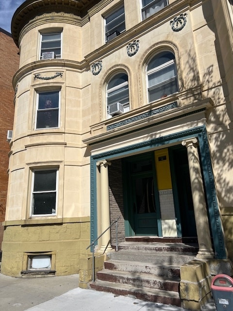 Building Photo - 736 Washington St