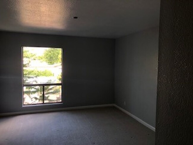 Foto del edificio - NE UPTOWN WINROCK CONDO 2/BD 2/BA - UTILIT...