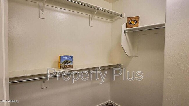 Building Photo - 2362 E Huntington Dr