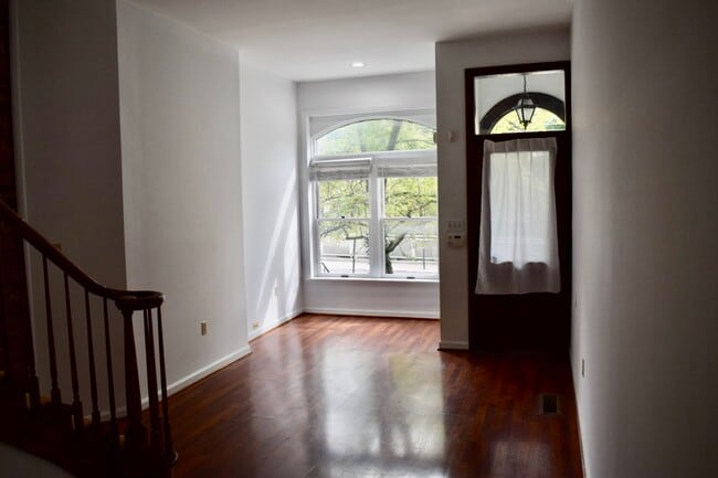 Foto del edificio - 116 E 5th St