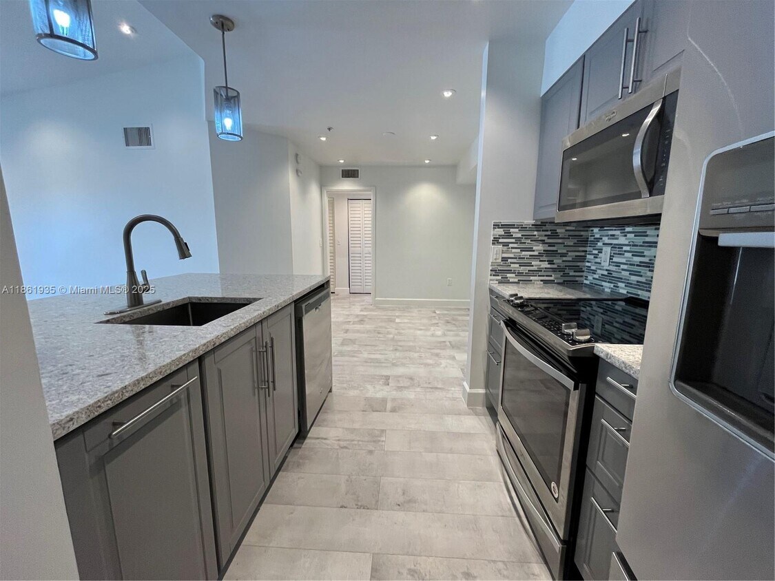 Foto principal - 2031 Renaissance Blvd