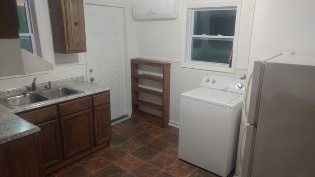 Building Photo - Renovated single family in great location ...