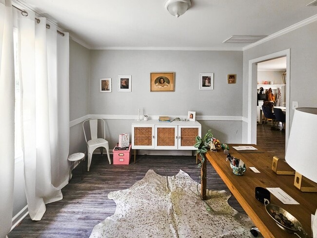 Building Photo - Charming brick home in beautiful Savannah offering four bedrooms and 2.5 bathrooms, Prime location!