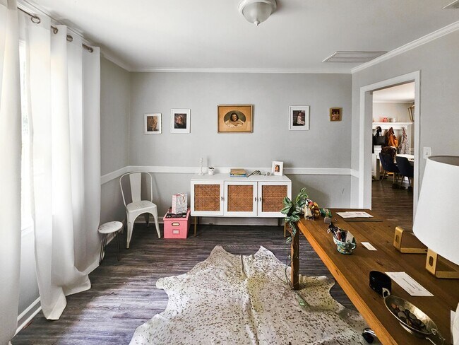 Foto del edificio - Charming brick home in beautiful Savannah offering four bedrooms and 2.5 bathrooms, Prime location!