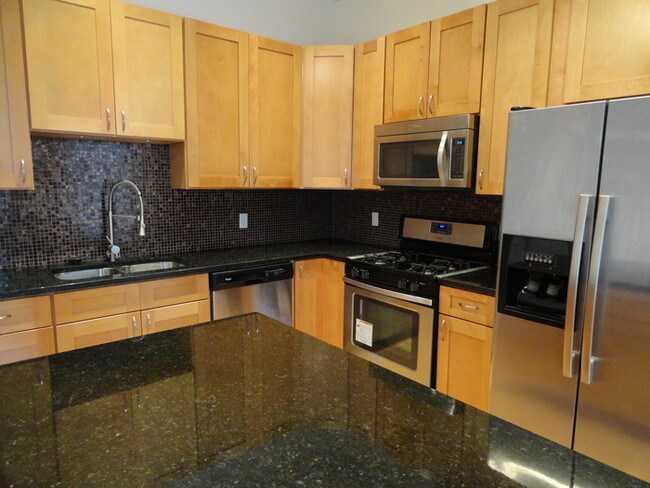 Building Photo - Beautiful 1BR Condo Downtown!