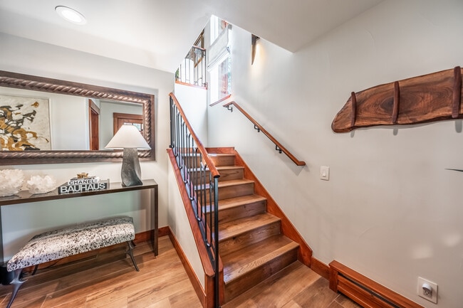 Building Photo - 198 Country Club Dr