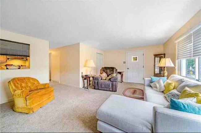 Building Photo - 140 Greenbriar Dr