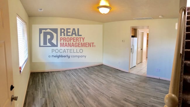 Building Photo - 2 bedroom 1.5 bath Townhome - 1 Car Garage