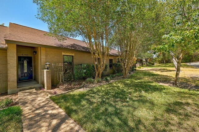 Foto del edificio - 5703 Eagle Cliff