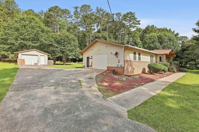 Building Photo - Spacious 3BR Home on Large Lot with Detached Garage in Fayette County