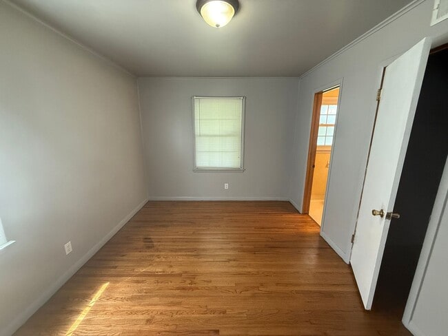 Building Photo - Stunning 3 bedroom, 1.5 Bath in Tulsa