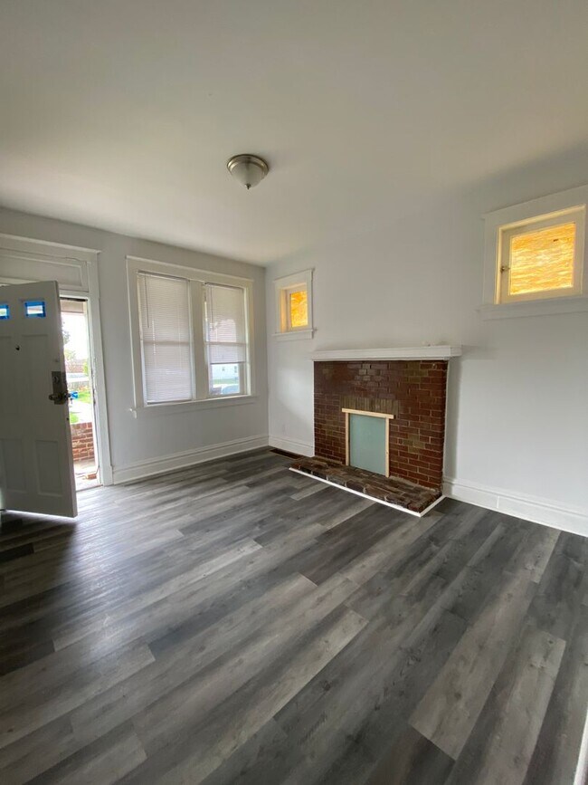 Building Photo - $200 OFF FIRST MONTHS RENT!Available Now! ...