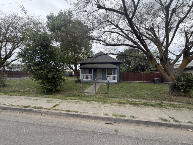 Foto del edificio - 10046 Larkin Rd