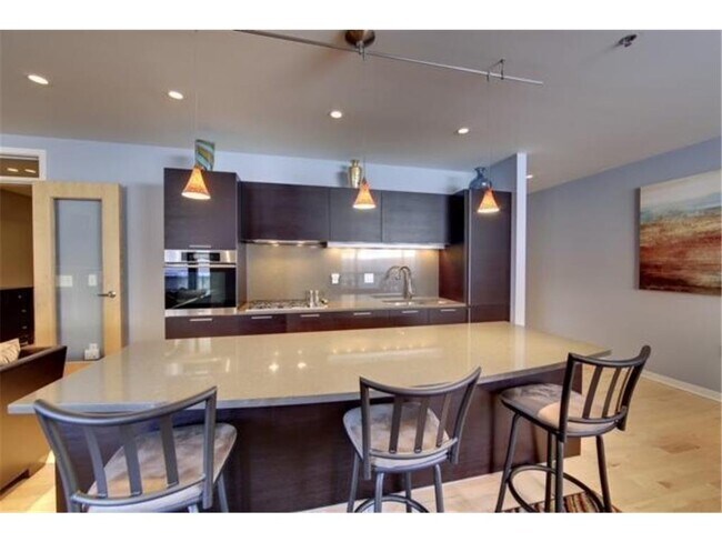 Foto del edificio - 3104 W Lake St