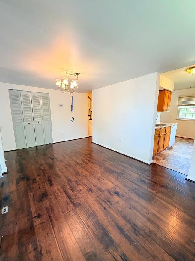 Foto del edificio - 4240 Embassy Dr