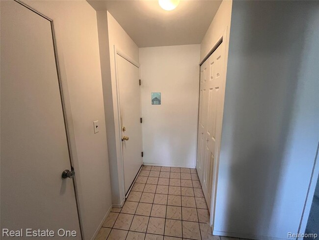Building Photo - 1653 Riverside Dr