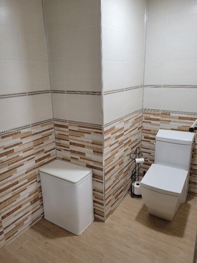 Building Photo - 1833 S Ocean Dr